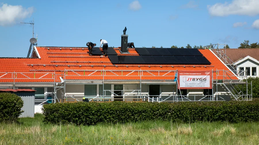Panneaux solaires installés sur le toit d'une maison