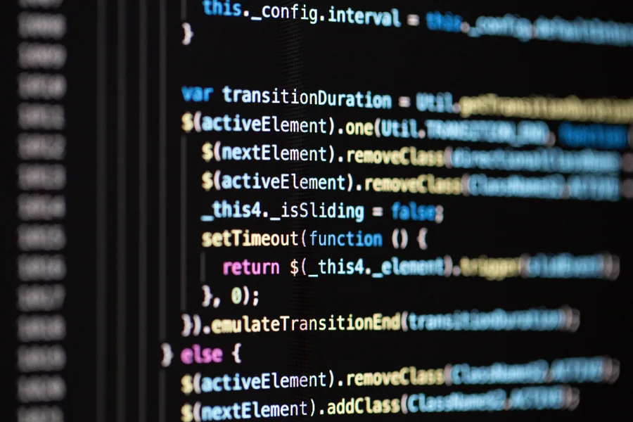 Développeur écrivant du code Python sur un ordinateur portable