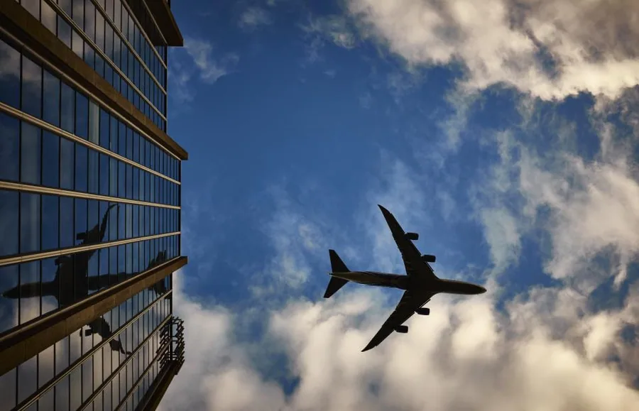 Passeport et documents de voyage avec valise