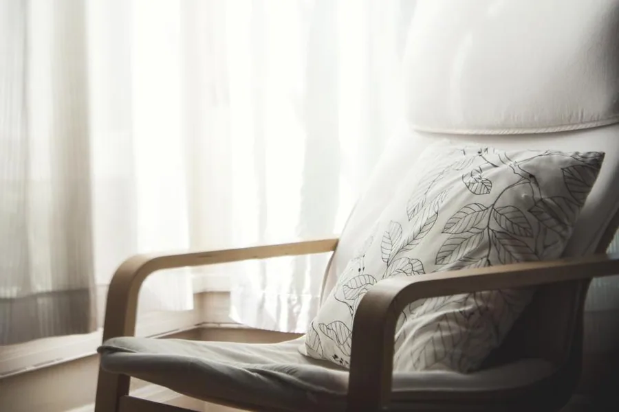 Personne dormant paisiblement dans une chambre calme