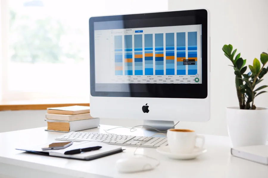 Analyse de statistiques réseaux sociaux sur écran