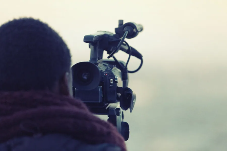 Créateur de contenu filmant une vidéo YouTube