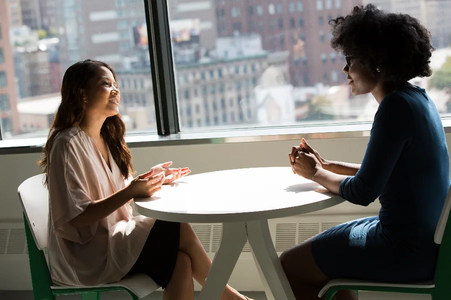 Jeune entrepreneur préparant son projet d'entreprise