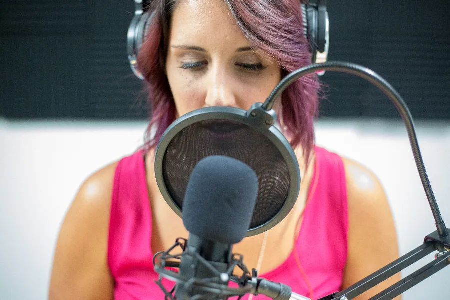 Micro de podcast et casque sur un bureau d'enregistrement