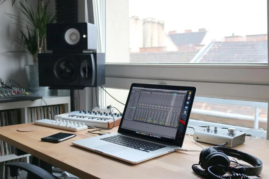 Personne enregistrant un podcast dans un home studio