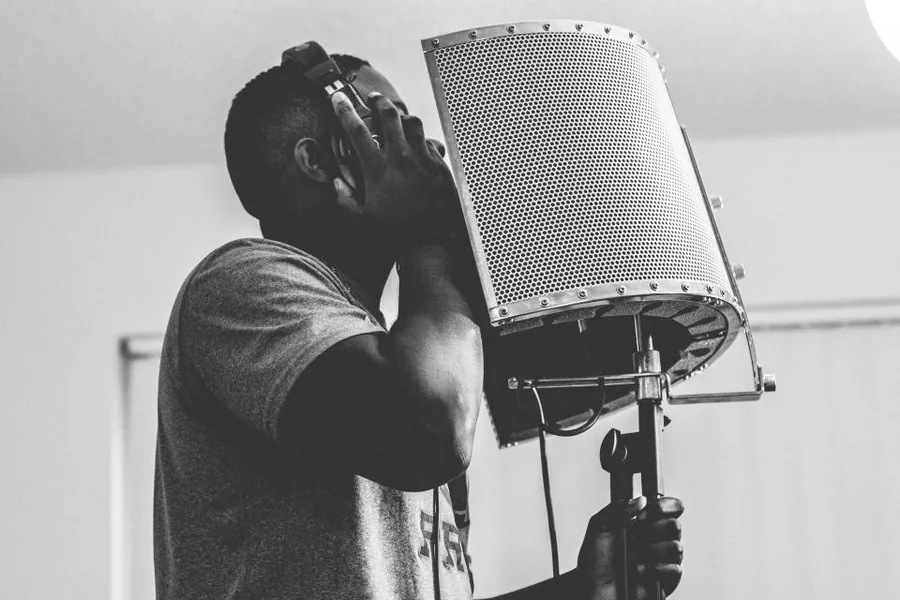 Micro de studio et casque pour enregistrer un podcast