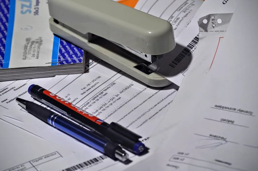 Comptable préparant les documents fiscaux d'une entreprise