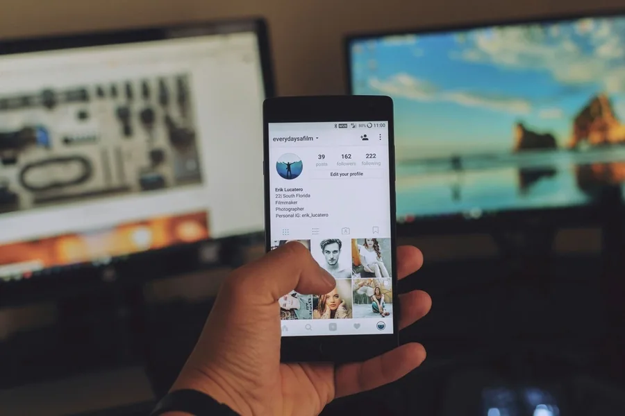 Profil Instagram affiché sur un téléphone