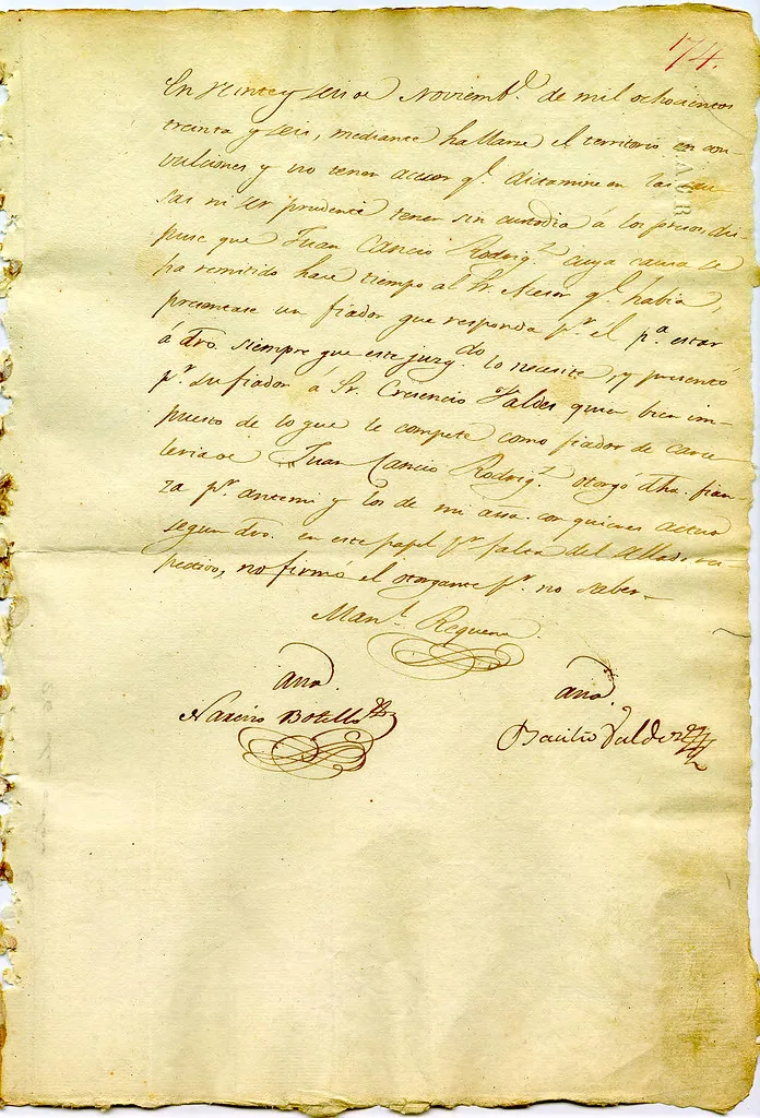 Documents de traduction et dictionnaires sur un bureau