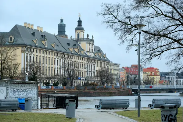 Étudier en Pologne depuis la Tunisie 2026 : prix, coût de la vie, démarches
