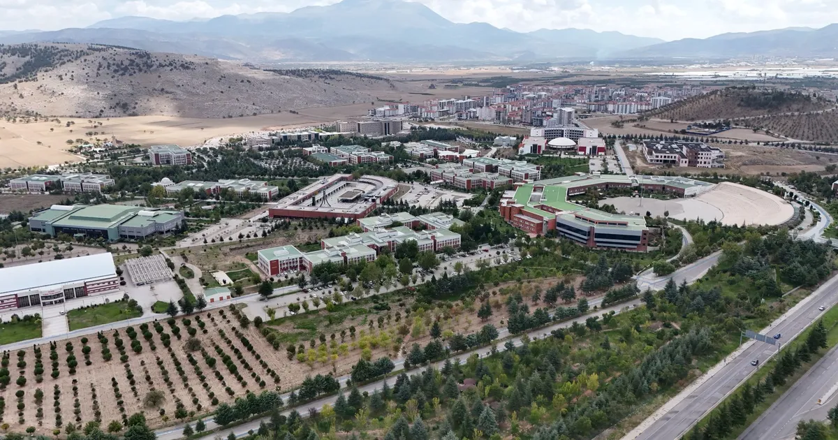 A scenic aerial view of lush greenery and architecture in Isparta, Türkiye.