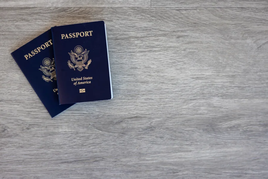 Formulaire de demande de passeport sur un bureau
