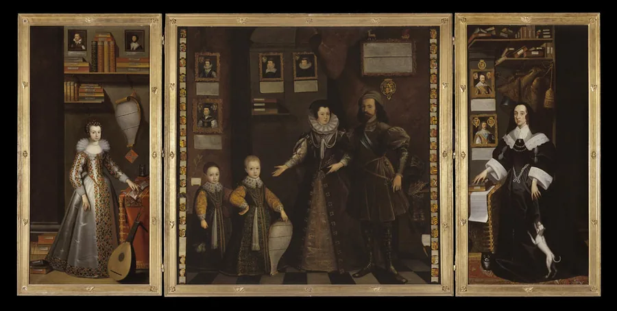 Famille signant des documents de partage