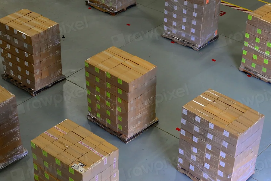 Entrepôt logistique avec cartons d'importation