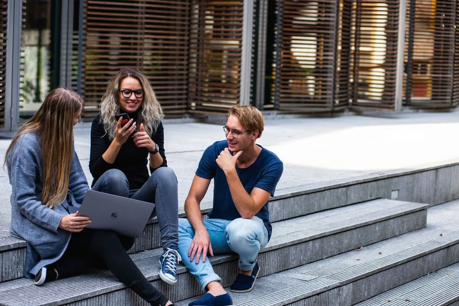 Étudiants sur le campus universitaire