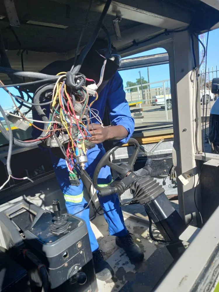 Technicien installant l'unité extérieure d'un climatiseur