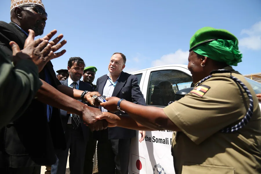 Remise des clés d'une voiture de location en Tunisie