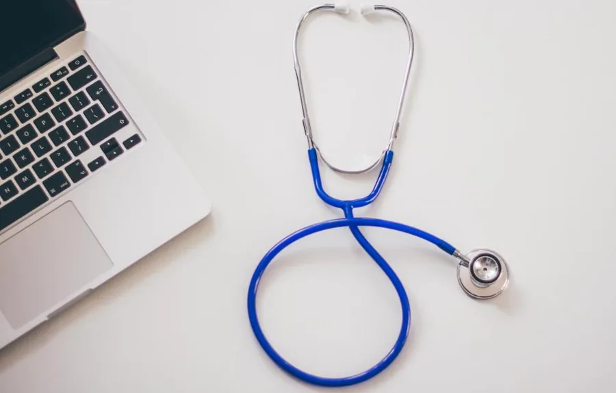 Médecin avec stéthoscope en consultation