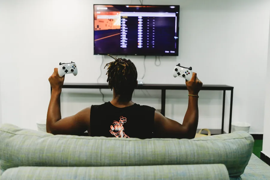 Setup gaming avec PC portable posé sur un bureau