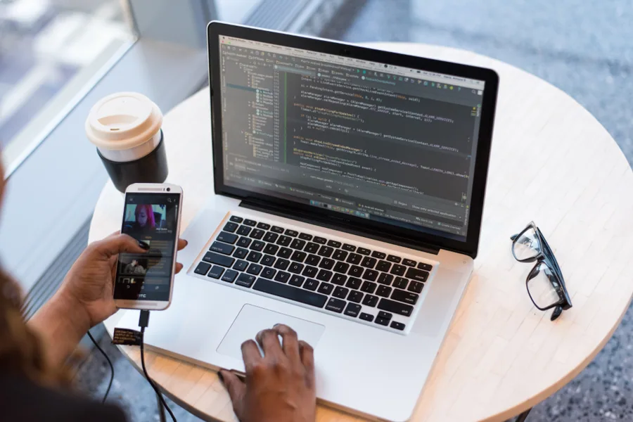 Code d'une application mobile affiché sur un écran