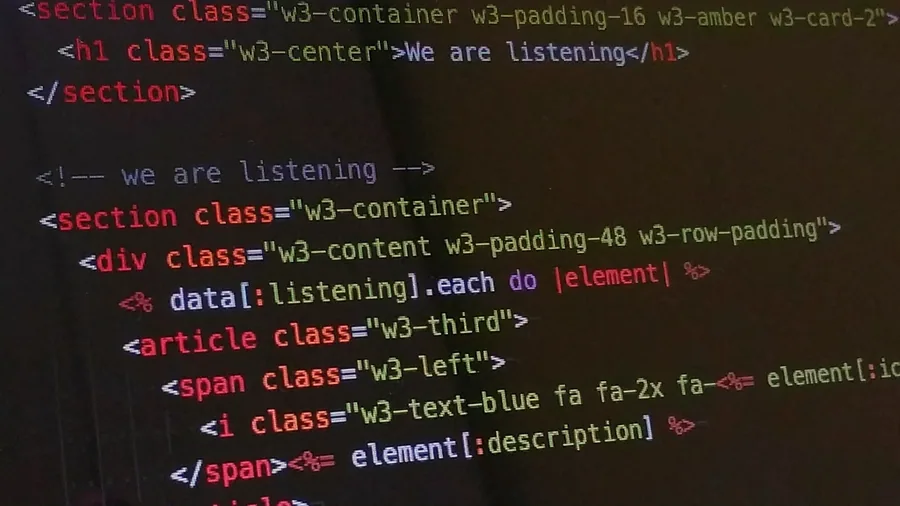 Développeur web écrivant du code sur écran