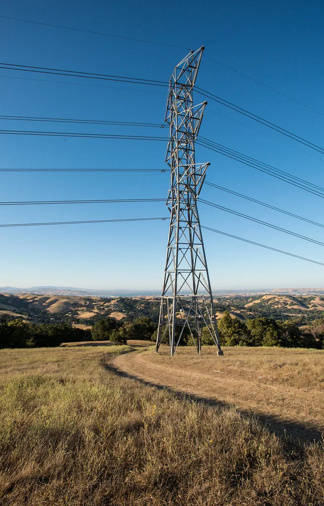 Électricien travaillant sur un tableau électrique en Tunisie