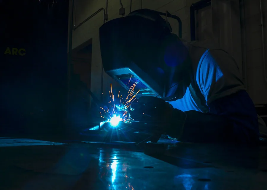 Soudeur au travail avec étincelles