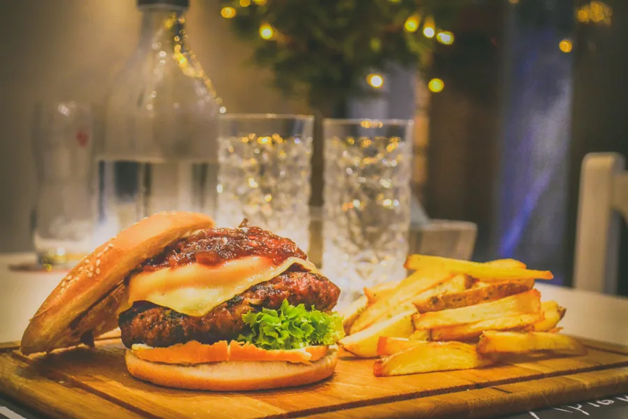 Préparation de burgers et frites en cuisine de fast-food