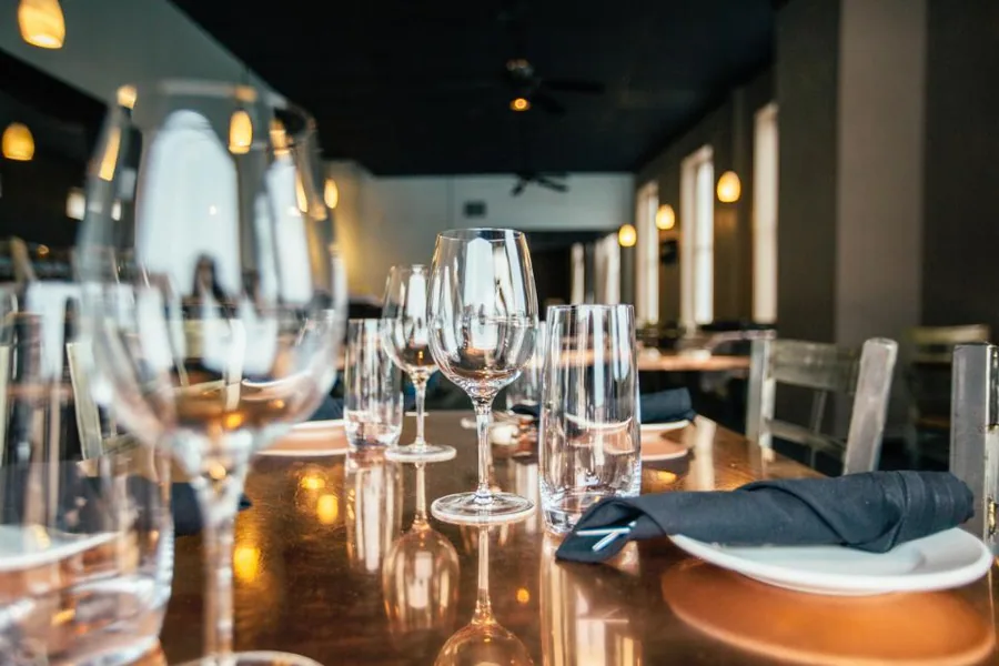 Cuisine de restaurant avec un chef en action