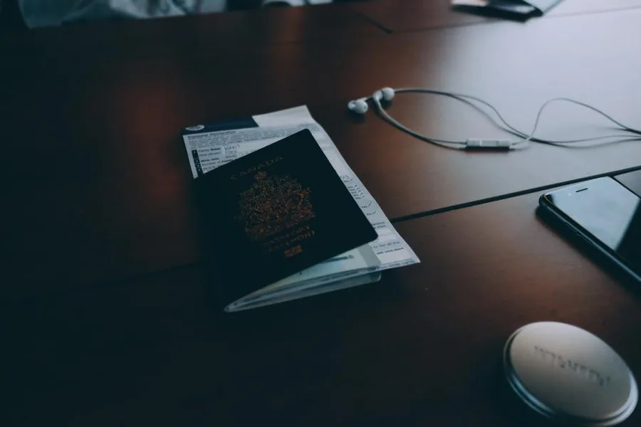 Passeport et documents de voyage posés sur une table