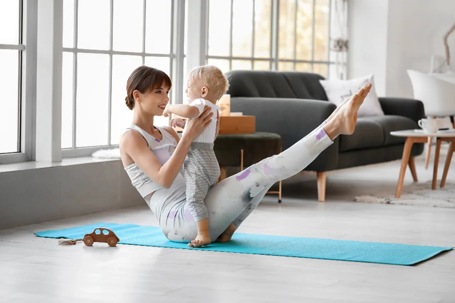 Personne réalisant un exercice de gainage à la maison