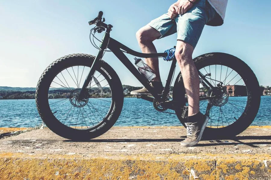 Entraînement fitness à la maison sur un tapis