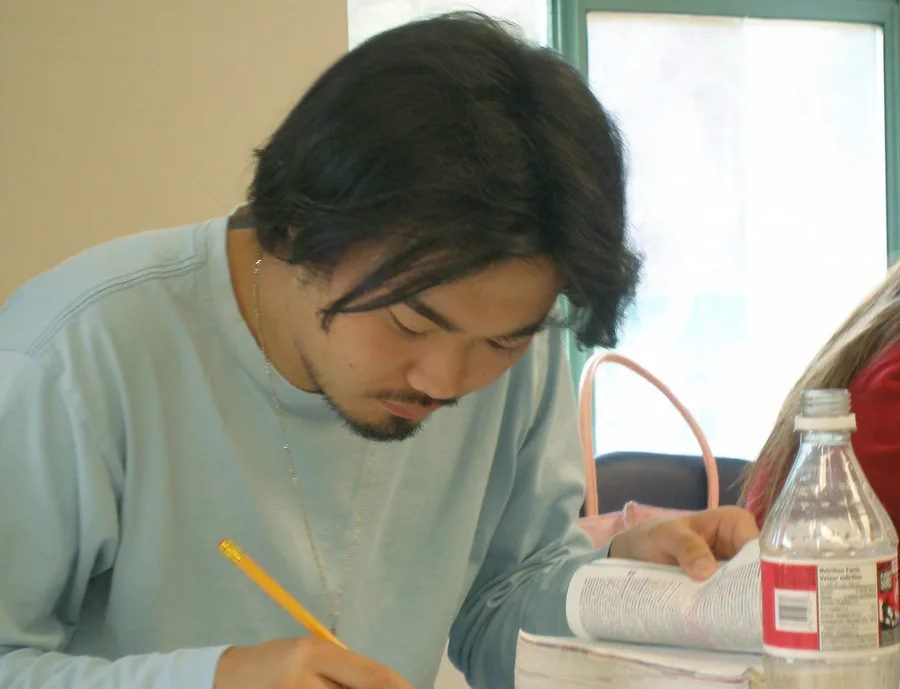 Bureau avec livres et notes d'examen