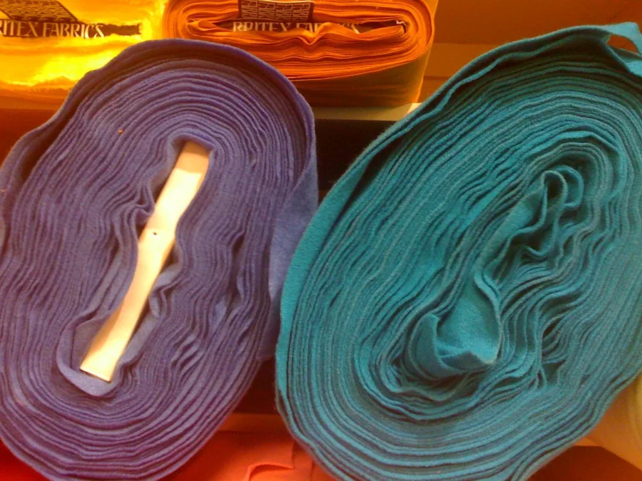 Rouleaux de tissus colorés et bobines de fil