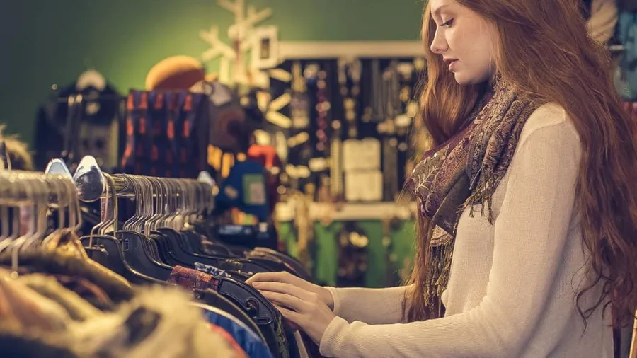 Portant de vêtements dans une boutique de mode