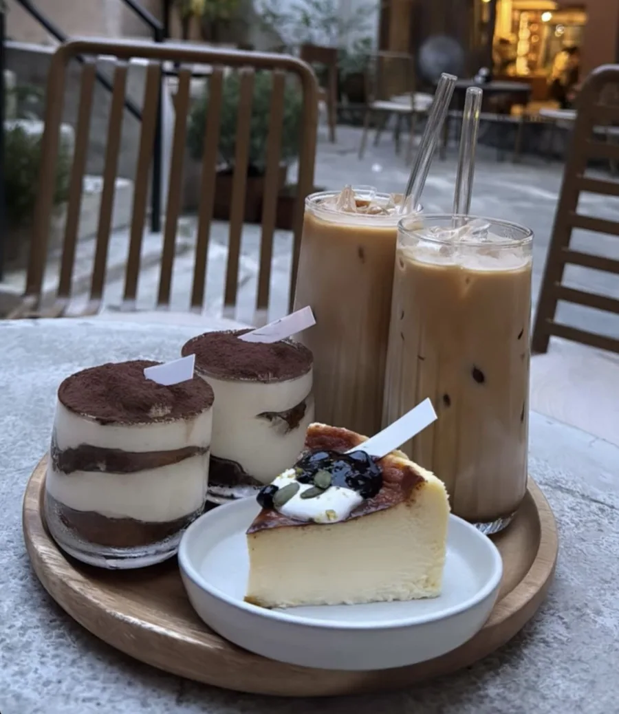 Intérieur chaleureux d'un café avec comptoir et barista