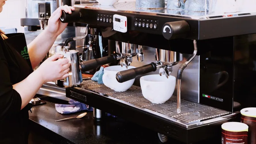 Intérieur chaleureux d'un coffee shop avec comptoir