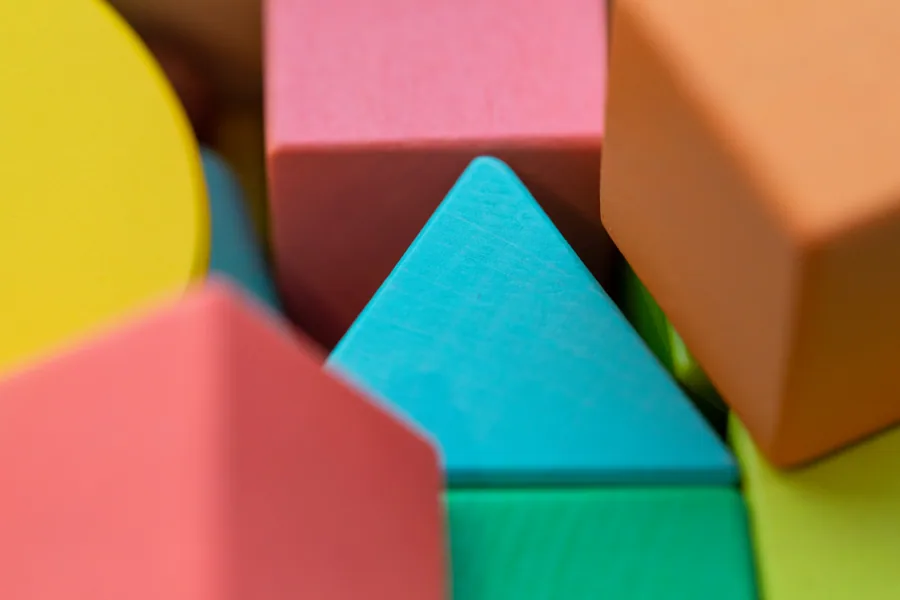 Enfants jouant dans une salle de crèche colorée