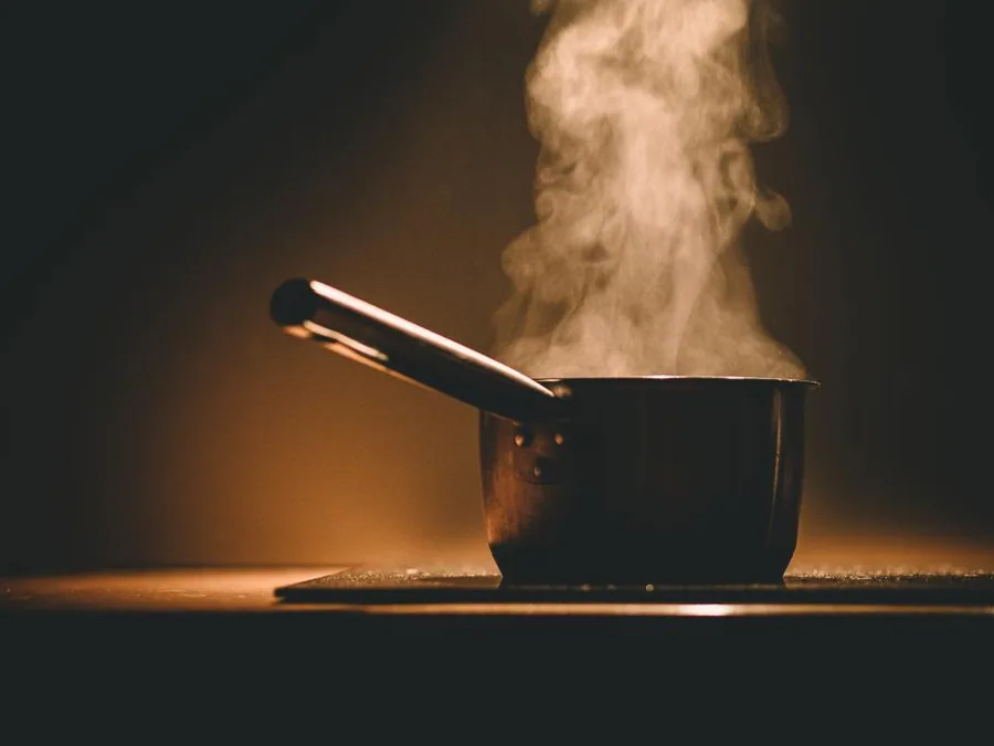 Plat maison prêt à être livré dans une boîte repas