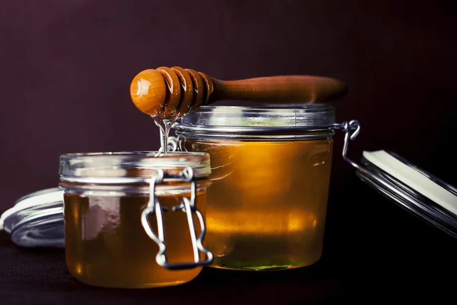 Pots de miel artisanal prêts à la vente
