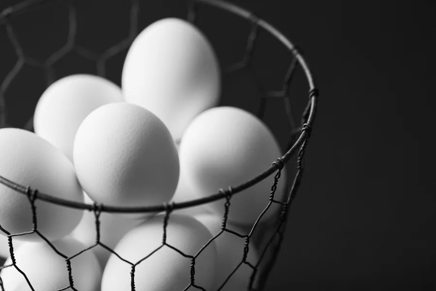 Œufs frais dans un panier prêts à la vente