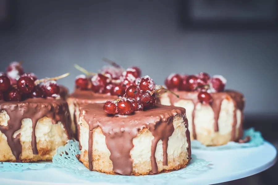 Pâtissière décorant un gâteau dans sa cuisine