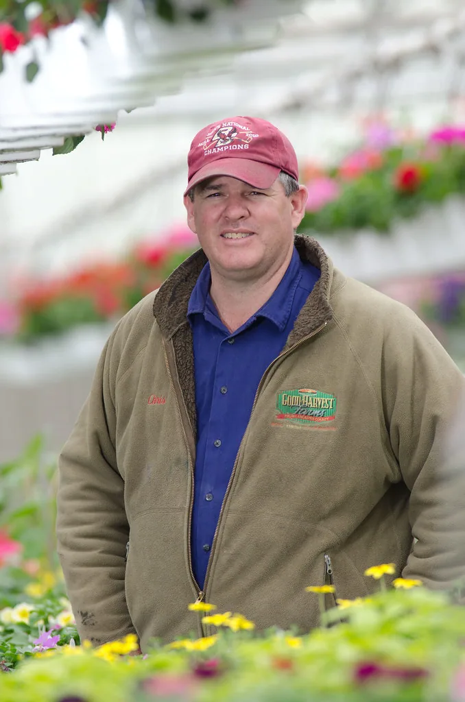 Jardinier arrosant de jeunes plants en pots