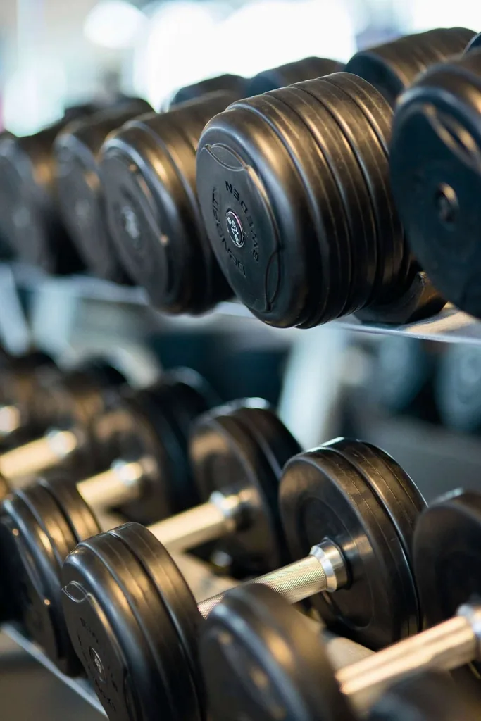 Équipement de fitness dans une salle de sport