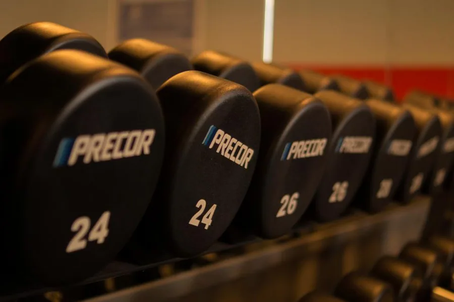 Intérieur d'une salle de sport avec machines de fitness