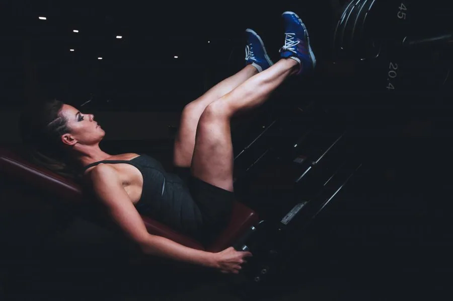 Équipements de musculation dans une salle de sport moderne