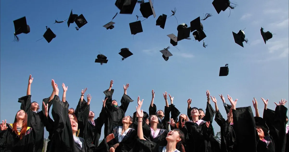 Bacheliers tunisiens célébrant la réussite au BAC 2026