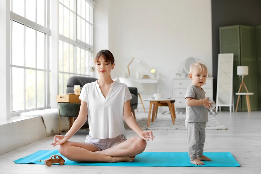 Personne faisant des exercices de fitness à la maison