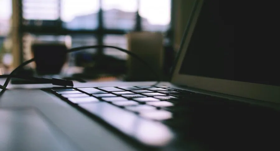 Espace de travail à domicile avec ordinateur portable