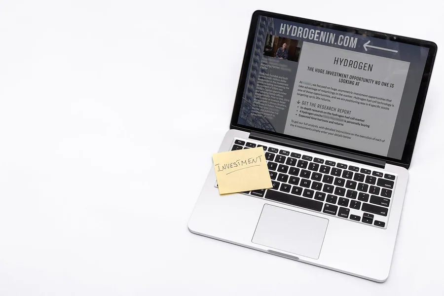 Trader analysant des graphiques de devises sur ordinateur portable